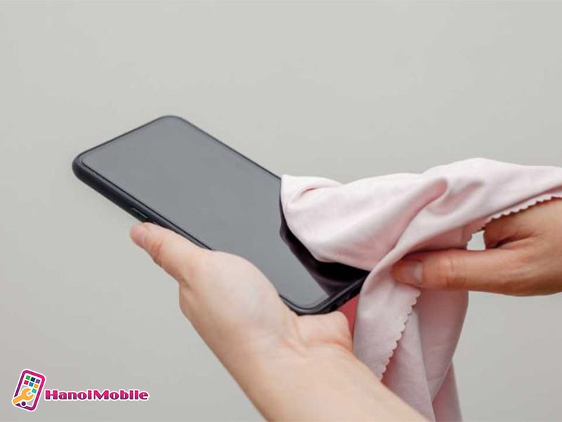 Dùng khăn mềm loại bỏ nước khỏi iphone
